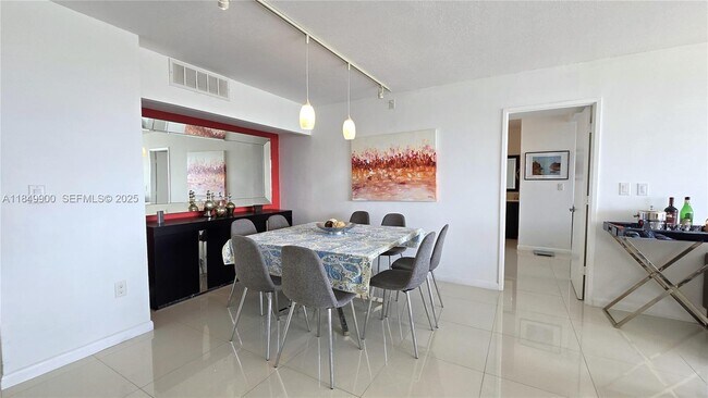 Building Photo - 3731 N Country Club Dr