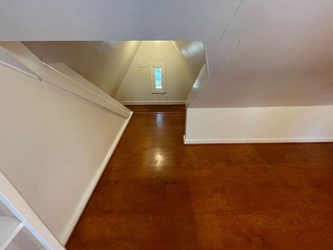 Building Photo - Charming 3 bedroom, 1.5 bathroom home in I...