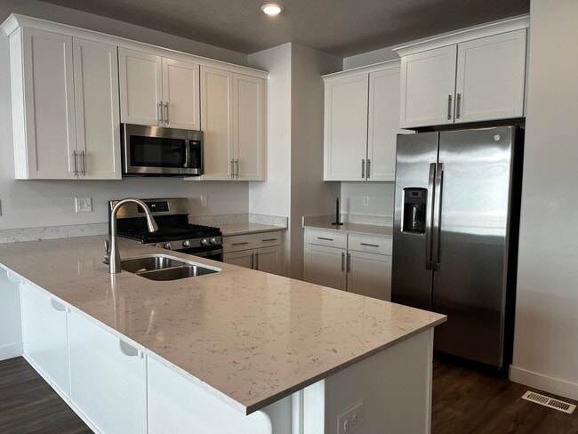 Building Photo - Absolutely STUNNING Townhome!!!