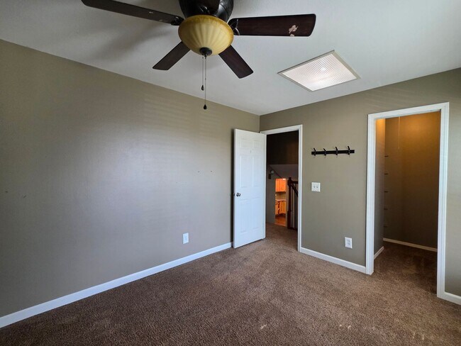 Building Photo - 3 Bedroom 2 Bathroom House With Huge Backy...