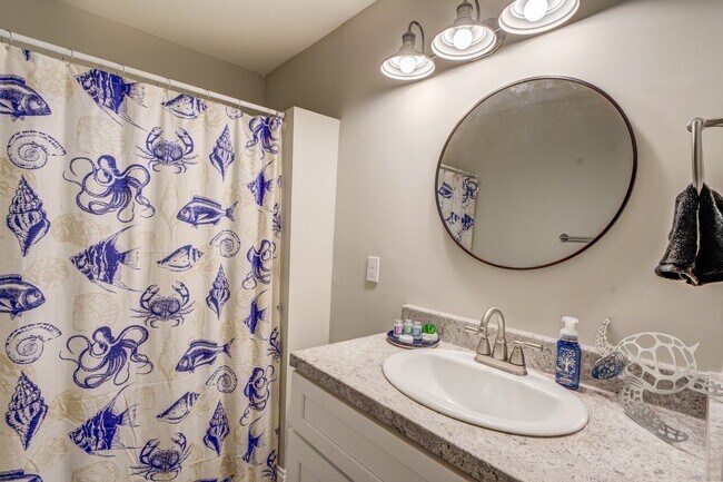 Building Photo - Spacious 3 Bedroom Home located in Histori...