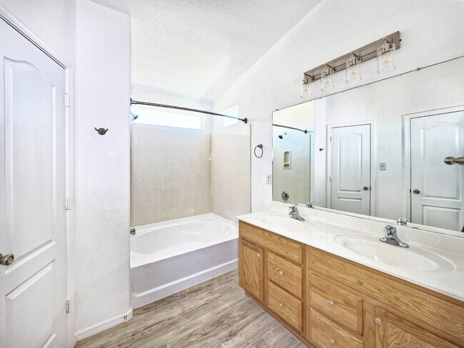 Building Photo - Nice, 1 Level, 4 Bedroom Home in Northern Meadows