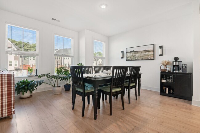 Building Photo - Stunning Like-New Townhome in Prime South Durham Location!