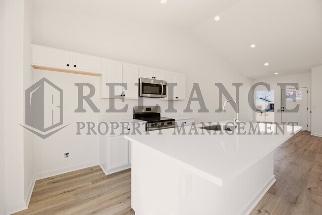 Building Photo - 5241 N Pinecrest Ct