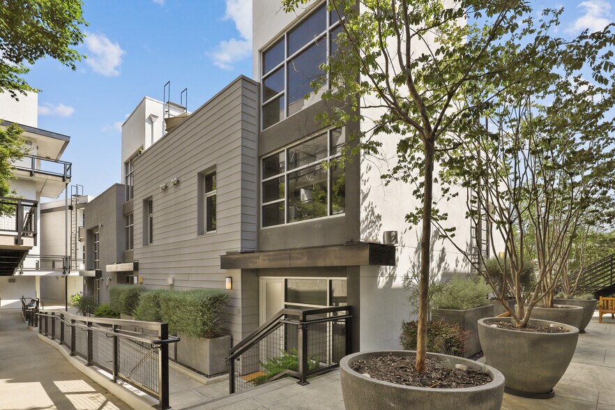 Building Photo - 4111 Sunset Blvd
