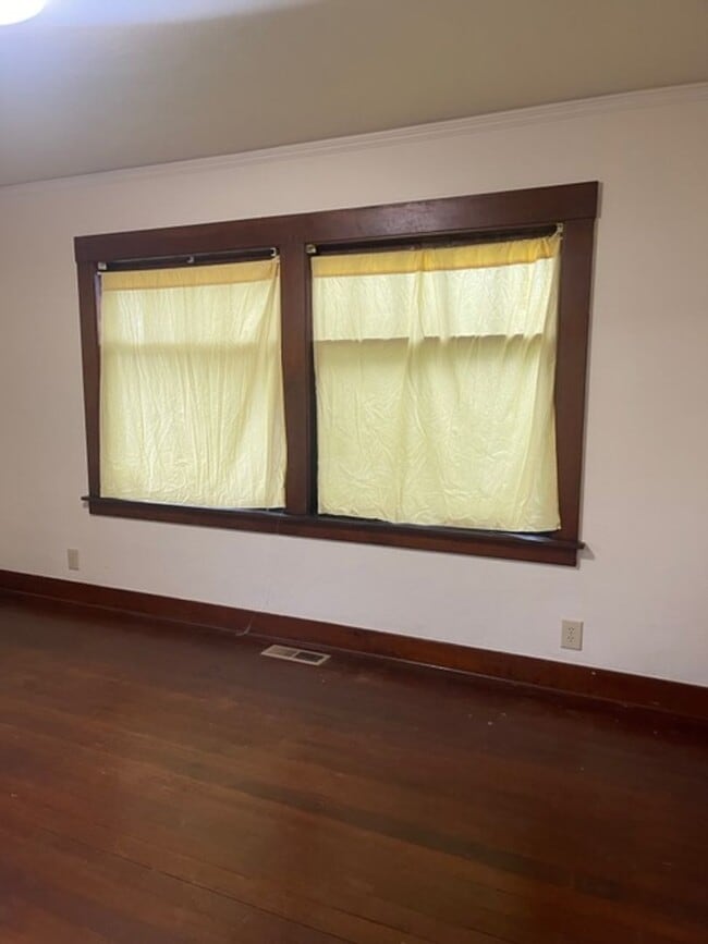 Building Photo - Spacious Craftsman Home