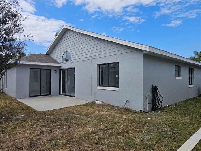 Building Photo - 826 N Horseshoe Bay Dr