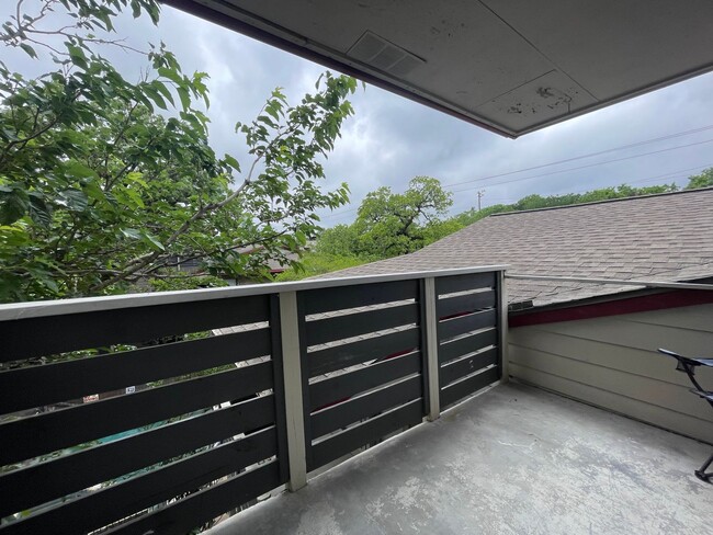 Building Photo - Two Story 1bd/1ba Condo Available Now in T...