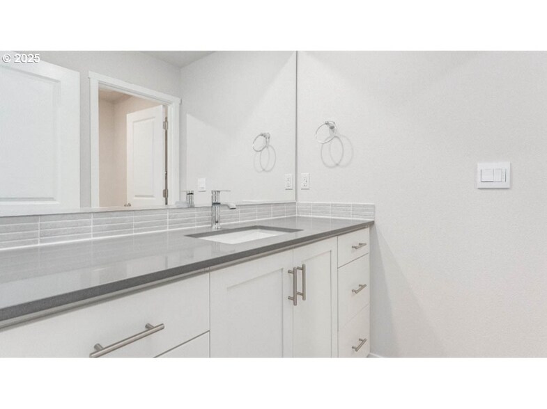 Building Photo - 9212 SE Azalea St