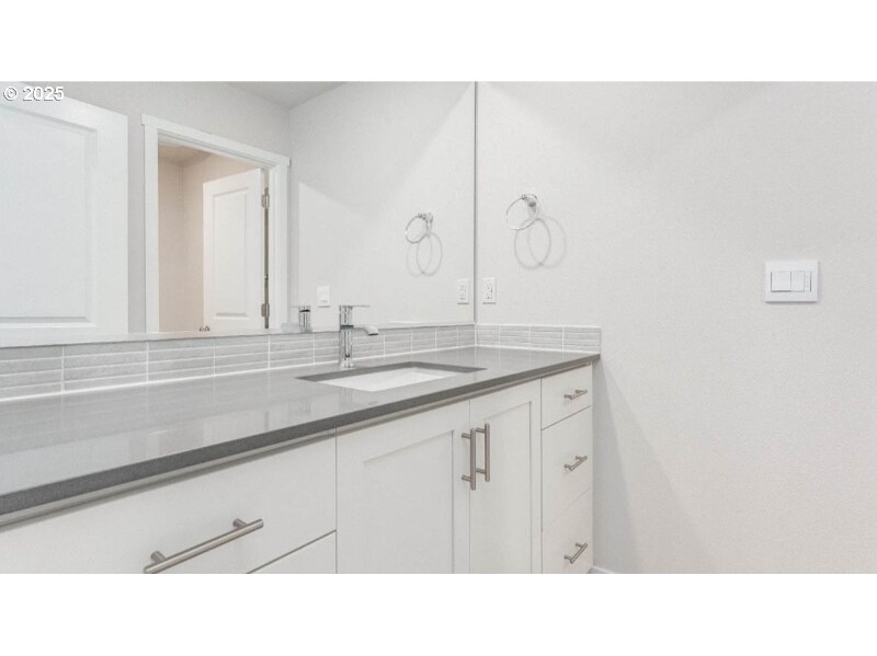 Building Photo - 9212 SE Azalea St