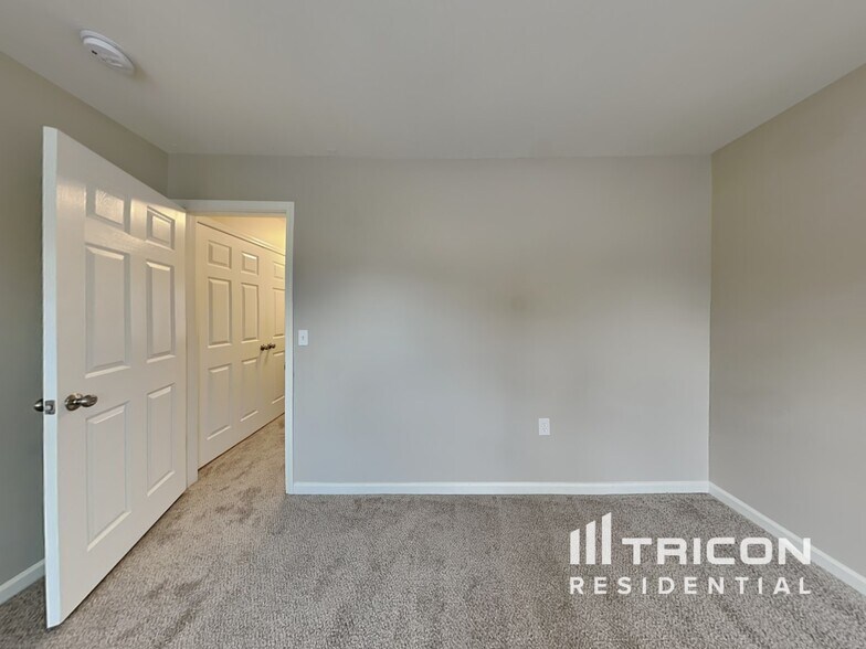 Building Photo - 9514 Parkridge Dr
