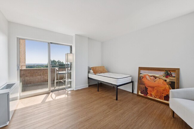 Building Photo - Renovated Studio w/ Private Balcony Glover...