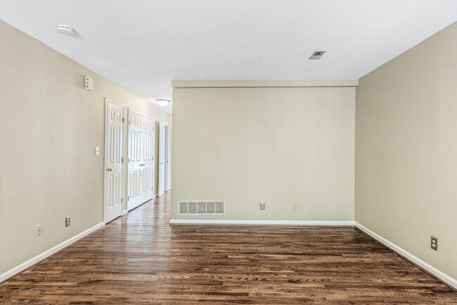 Building Photo - Newly Updated Park Place Townhome in Green...