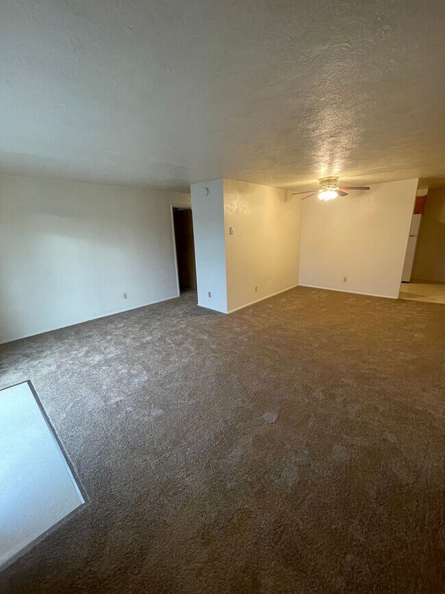 Building Photo - 32000 Pineway Rd