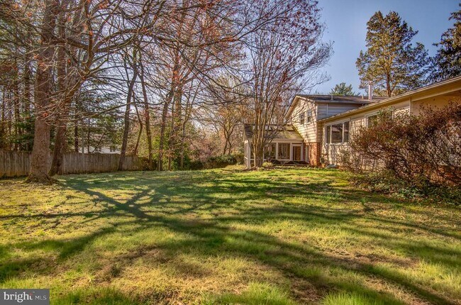 Building Photo - 8805 Honeybee Ln