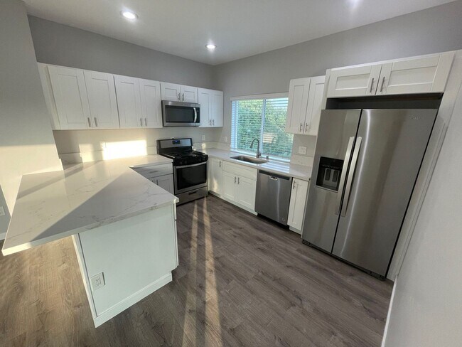 Building Photo - 4BD/2BA with great Yard!
