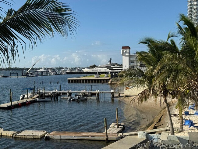 Building Photo - 4700 N Flagler Dr