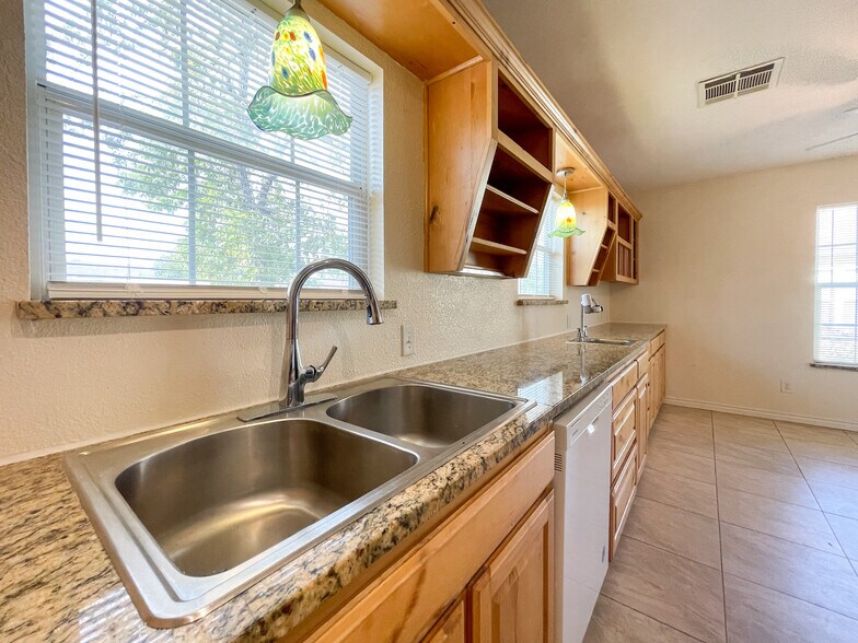 Building Photo - 1306 W 11th St