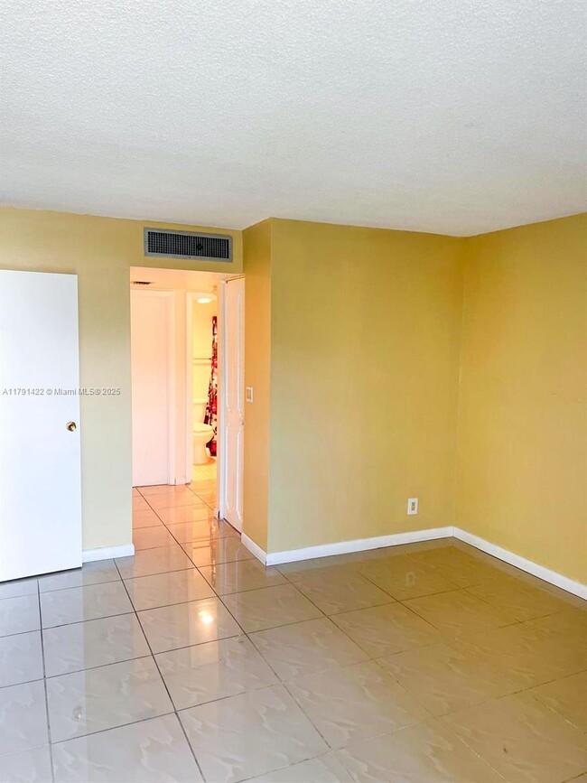 Building Photo - 20400 W Country Club Dr