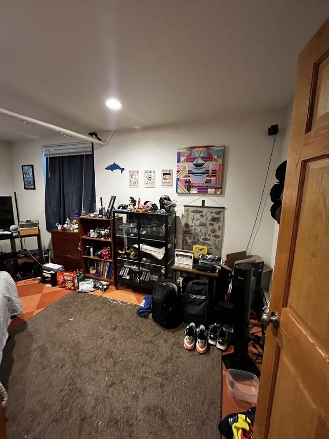 Building Photo - Huge 4 bed 1 bath very close to Water St. and UWEC!