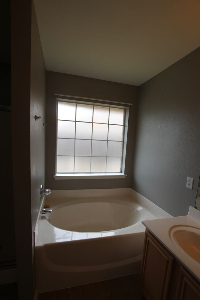 Building Photo - Beautiful 4 bedroom 2 bath home in Flint!