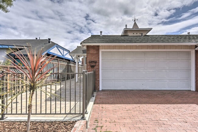 Building Photo - 2606 Bayview Dr