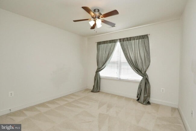 Building Photo - 1028 Llano Dr
