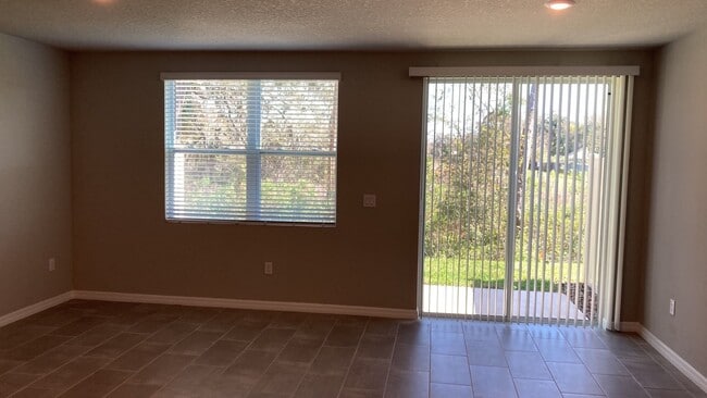 Building Photo - Like new 3 bedroom, 2.5 bathroom, 1 car ga...