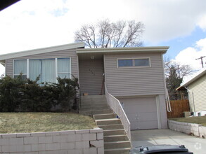 Building Photo - 2 BEDROOM | 1 BATH | GARAGE | WEST