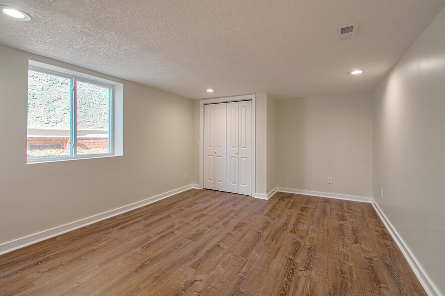 Building Photo - 2105 W 73rd St