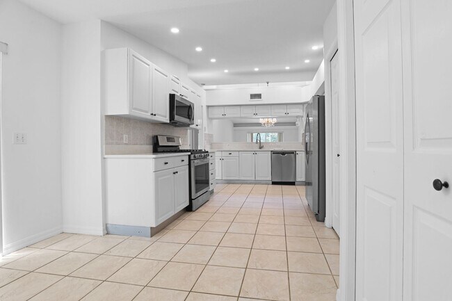 Building Photo - Bright & Airy 3-Bed Home Close to Universi...