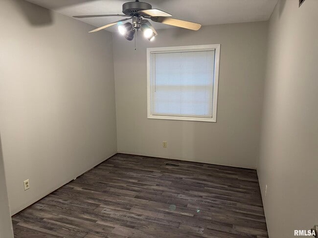 Building Photo - 1868 Kings Dr