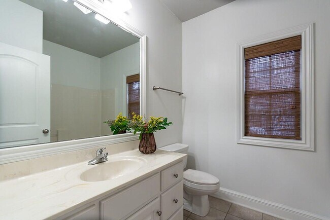 Building Photo - 461 Bordeaux Ave
