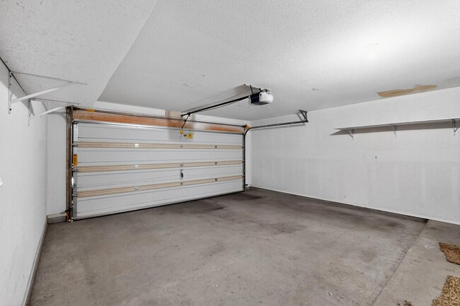 Building Photo - Two story 3 bedroom 2.5 bath in Santa Tere...