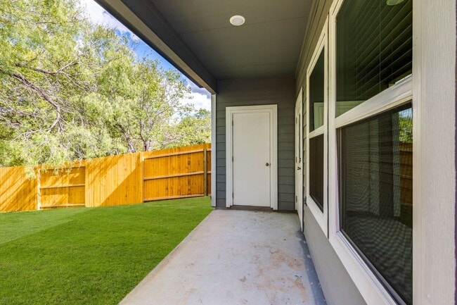 Building Photo - 926 Country Club Dr