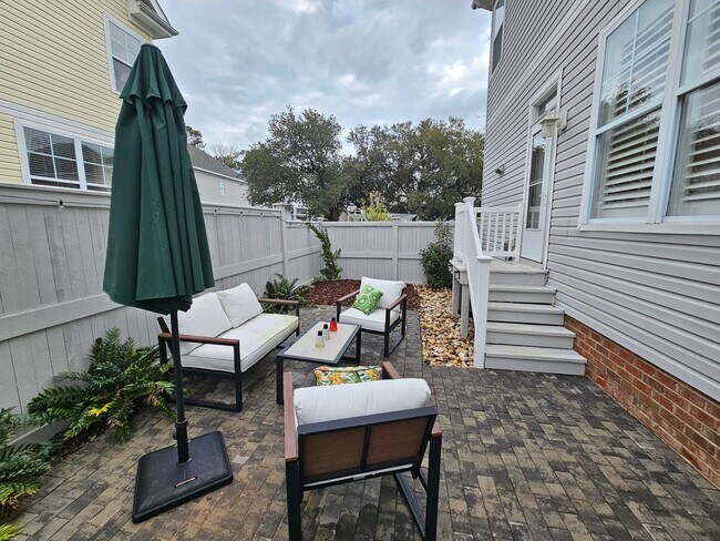 Building Photo - THREE SHIPS LANDING