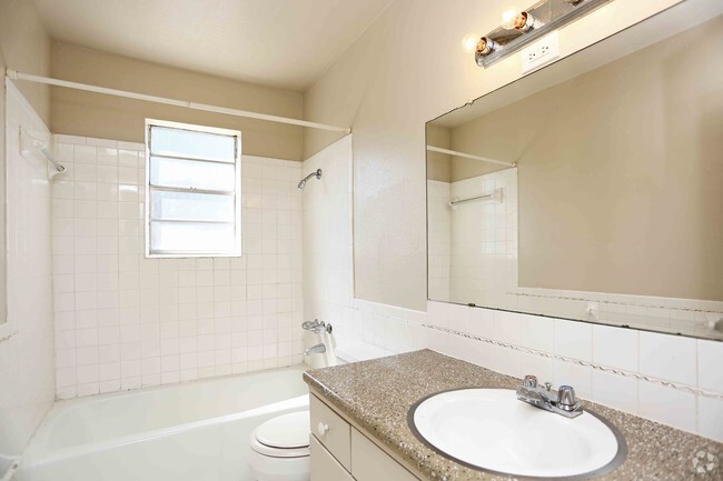 1BR,1BA - 704SF - BATHROOM - Cordova Court Apartments