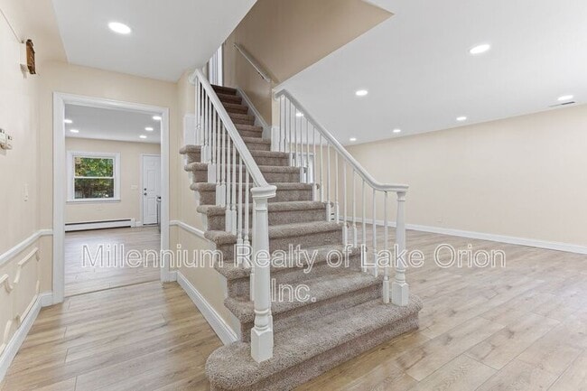 Building Photo - 24034 Meadowlark St