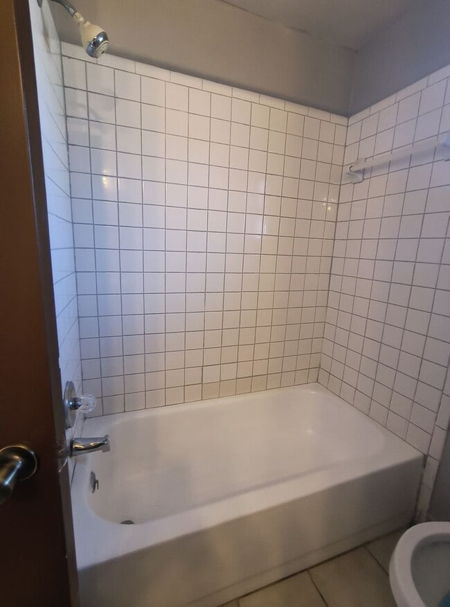 Building Photo - Spacious 3-Bedroom 2 Bathroom Apartment for Rent!