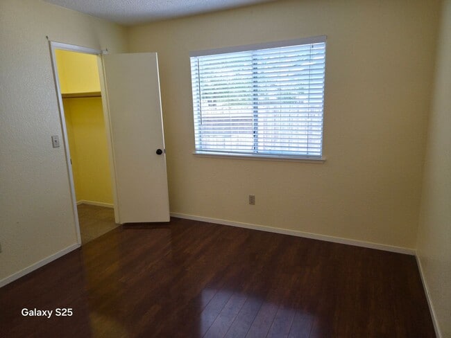 Building Photo - Three Bedroom Two Bathroom Home in Antelope