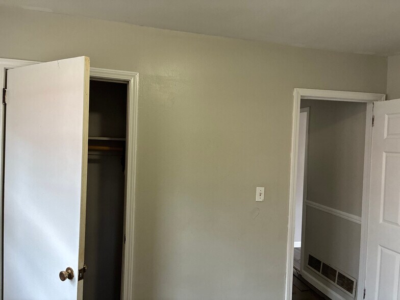 Building Photo - Room in House on Batiste Garden Cir