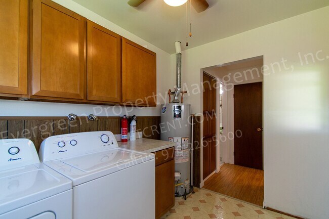 Building Photo - 2420 Poplar Dr