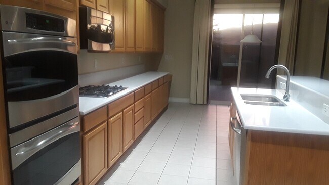 Building Photo - Large home with mountain views near the University of Nevada