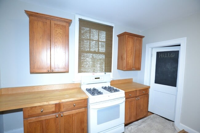 Building Photo - Beautiful woodwork in this incredible Clin...