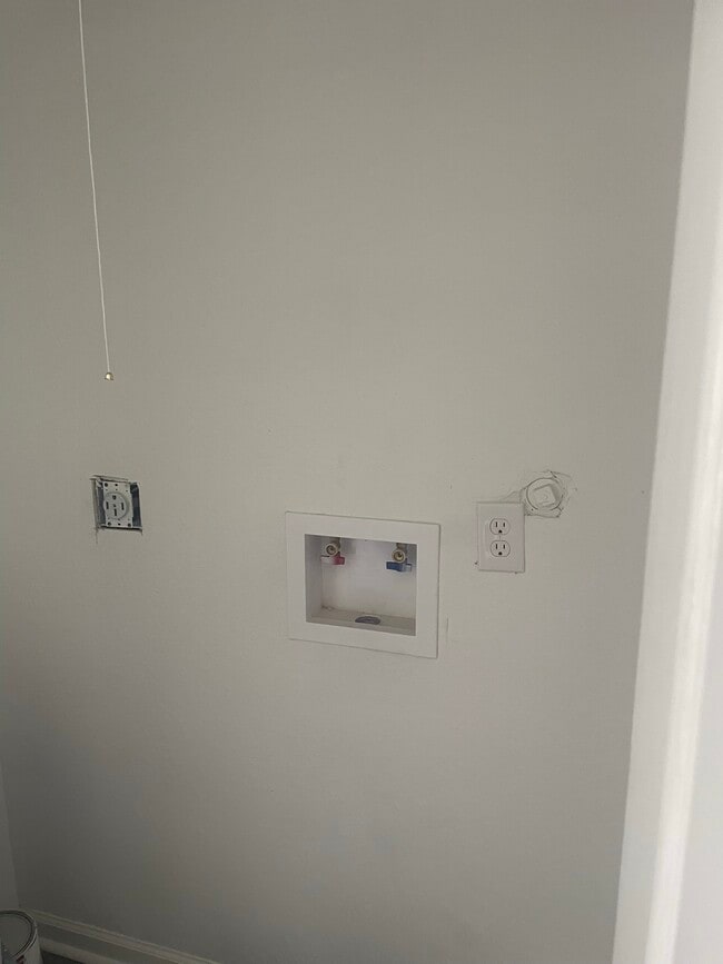 Building Photo - 1005 Southampton Dr