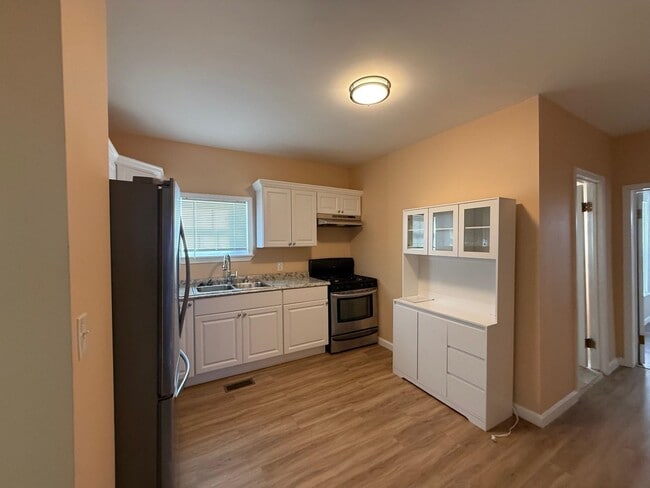 Building Photo - 347 Spruce St