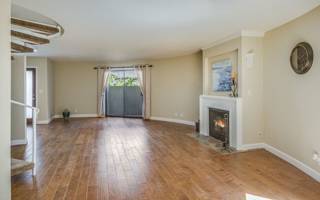 Building Photo - Beautiful Redondo Beach Townhouse