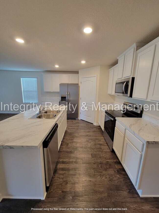 Building Photo - Newer 4 Br, 2 Bath home