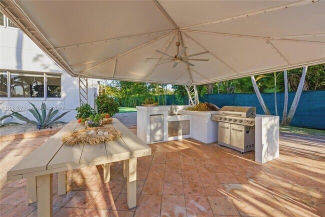 Building Photo - 3401 NE 165th St