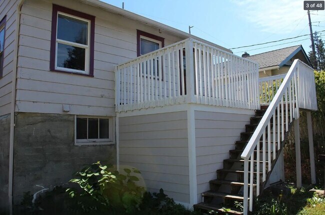 Building Photo - 6 bedroom, 2 Bath Home Available in August!